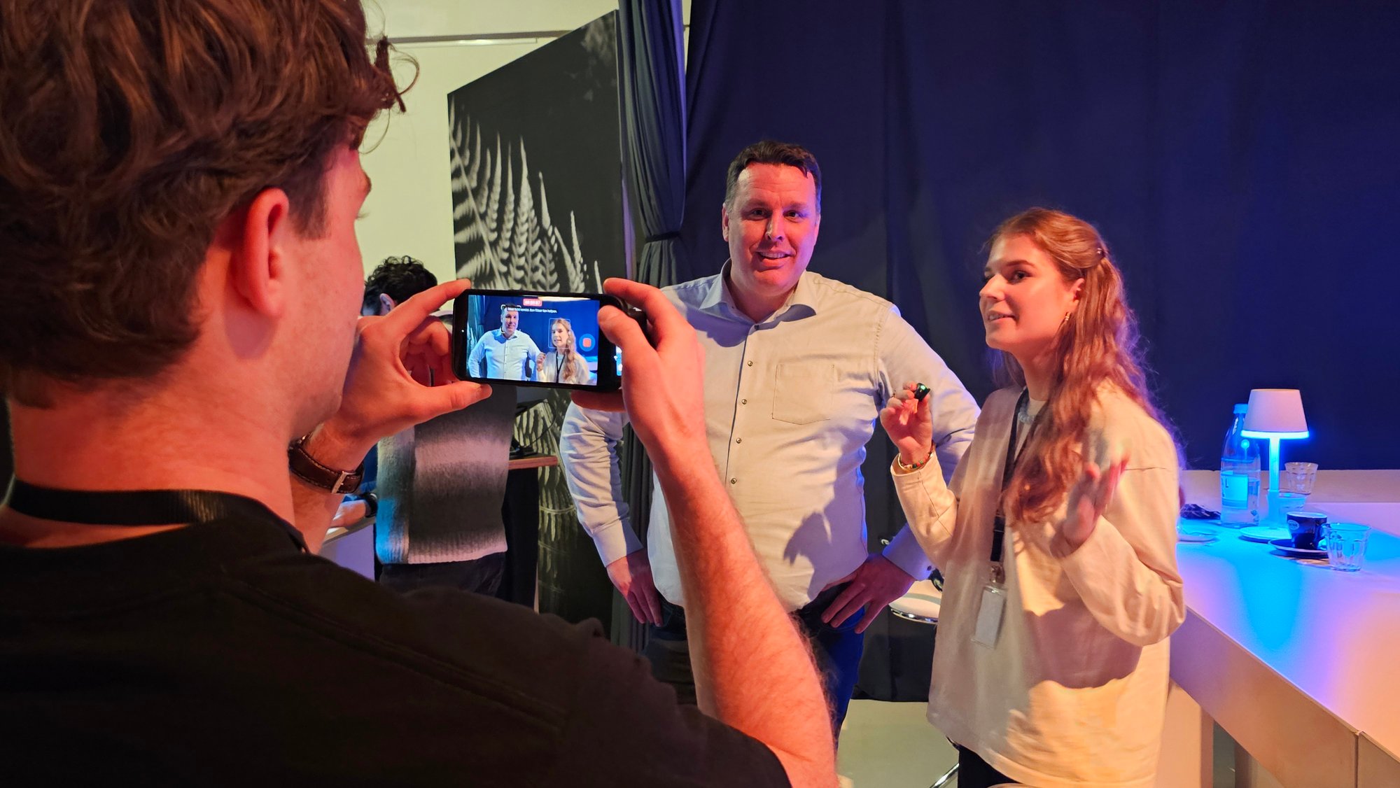 Deelnemers poseren voor een foto tijdens een Microsoft 365 bijeenkomst.