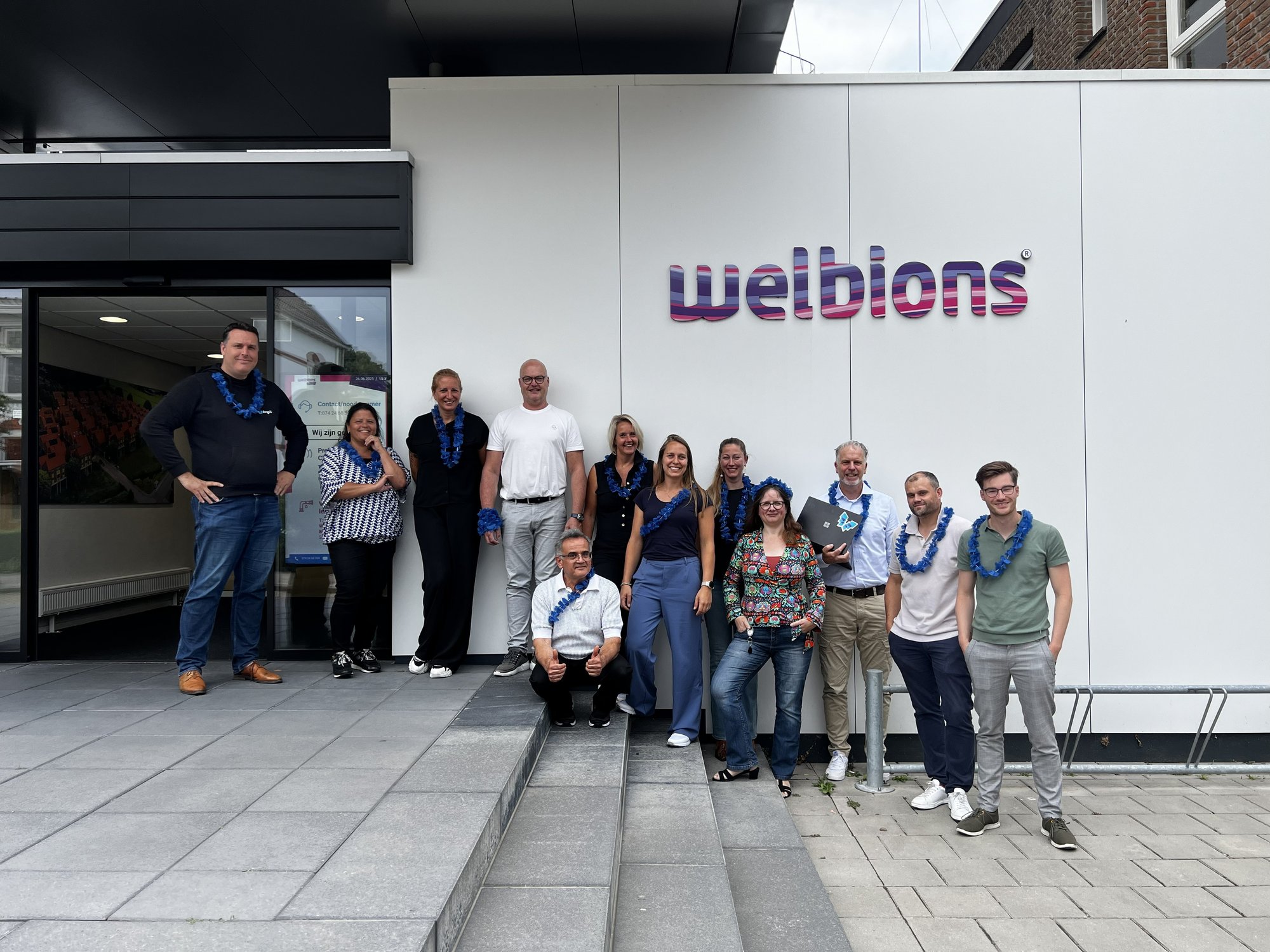 Duimen omhoog en hemelsblauwe slingers!